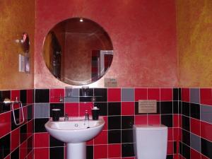 Twin Room with Private Bathroom room in Fifteens of Swinley