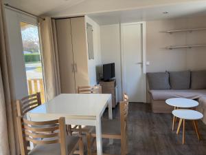 Campings Mobil-home 40m2, camping les Charmettes 4 etoiles La Palmyre 4-6 personnes-2 chambres dont 1 suite parentale-2 salles de bain : photos des chambres