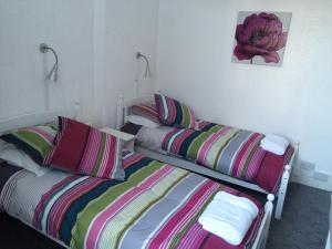Dvoulůžkový pokoj typu Standard s oddělenými postelemi a společnou koupelnou