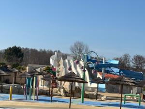 Campings Mobil-home 40m2, camping les Charmettes 4 etoiles La Palmyre 4-6 personnes-2 chambres dont 1 suite parentale-2 salles de bain : photos des chambres