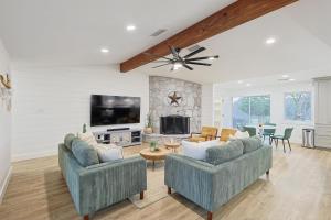 Lone Star Getaway, 5BD, 3BA w Game Room & Backyard