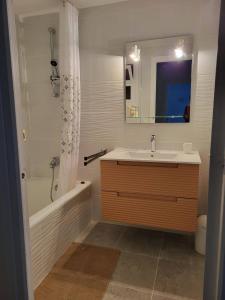 Apartamento primera línea Roses con vistas al mar AV-09