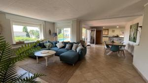 Casa Mas Fumats con piscina terraza y garaje AV-49