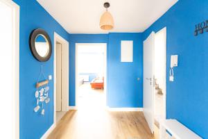 - Ocean Haven Deluxe with Coastal Charm - 2-Room Sea-Inspired Apartment 75 qm - Central Location - Elegant Nautical Design - Renovated in 2024 with TV & Netflix - Full Kitchen & Free Parking - Near Metro & Airport - King Beds -