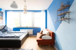 - Ocean Haven Deluxe with Coastal Charm - 2-Room Sea-Inspired Apartment 75 qm - Central Location - Elegant Nautical Design - Renovated in 2024 with TV & Netflix - Full Kitchen & Free Parking - Near Metro & Airport - King Beds -