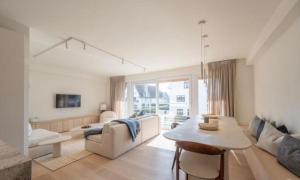 Luxueus afgewerkt appartement op steenworp van de zee met zonnig terras en dubbele staanplaats
