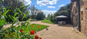 Gîte Le Puy Martineau piscine privée intérieure chauffée terrain arboré à 10 min du Puy du Fo