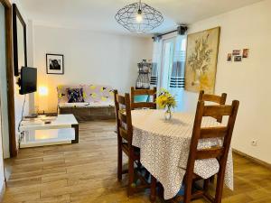 House with nice garden, downtown by walk