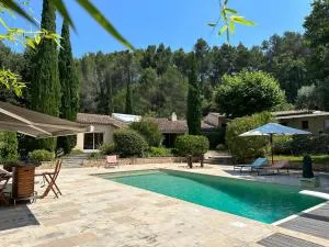 Propriété : 300 M² + (25 M² d'annexe / Pool House) sur 5 ha boisé à 10' d'Aix en Provence - Saint-Marc-Jaumegarde