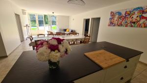 Gîte Le Puy Martineau piscine privée intérieure chauffée terrain arboré à 10 min du Puy du Fo