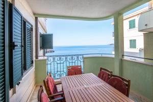 Four-Bedroom Premier Apartment room in Montesan Beach Apartments Sveti Stefan