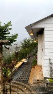 Nhà Đồi Bên Suối - Ðại Lào