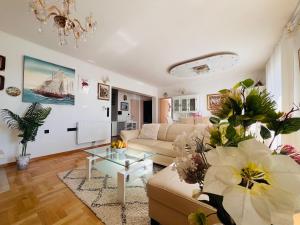 Apartment Joza with pool and sea view, 2 min walk to the beach