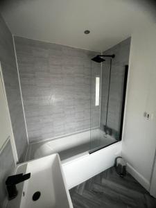 Spacious 3 bed house, garden and parking sleeps 5