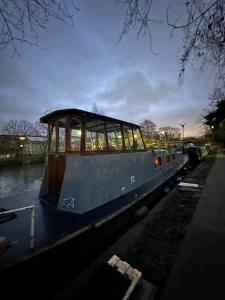 London Dutch Barge - Sleeps 3 & Cosy Fireplace