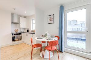 Prime location, Panoramic city views, Surround Balcony Near Train Stn - Central Luton