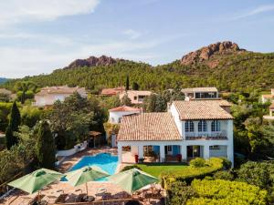 Villa avec vue panoramique et piscine à Saint-Raphael