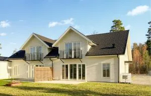 Nice Home In Västervik With Lake View - Skaftet