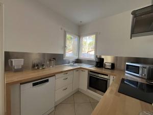 PORT CAMARGUE - JOLIE VILLA POUR 6 PERSONNES CLIMATISEE AVEC JARDIN ET PARKING