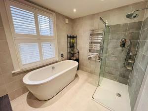 Elegant & spacious 3 bed apartment