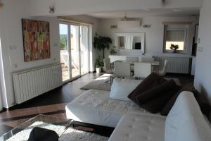 Wohnung Mit Großer Terrasse Und Meerblick