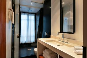 Superior, Guest room, 1 Queen                       room in Le Metropolitan a Tribute Portfolio Hotel