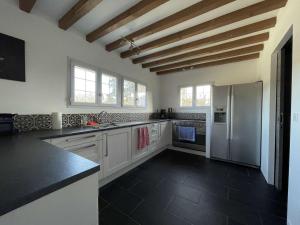 Maisons de vacances Villa T5 avec Piscine Privee, Proche Riviere, Wifi - FR-1-382-218 : photos des chambres