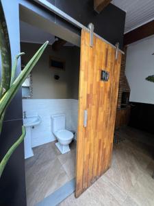 Sua casa em Maresias com AC, churrasqueira, e piscinas em condomínio fechado!