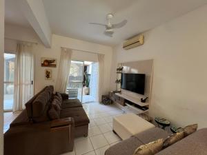 Sua casa em Maresias com AC, churrasqueira, e piscinas em condomínio fechado!