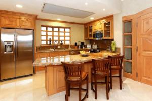 3 UNITS from THE OCEAN Villa 1304 Beach Front