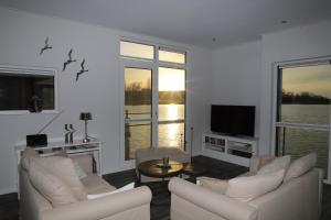 Hausboot Floating Haus Ankerplatz 7 in Ribnitz-Damgarten