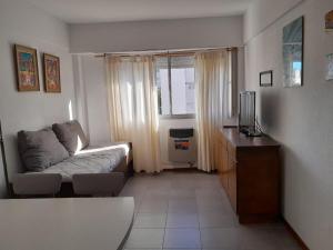 Depto 2 amb zona centro Cochera no camioneta Solo familias