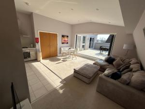 HM112 Penthouse Apartment with Lake View & free Spa Access- Lower Mill Estate Cotswolds