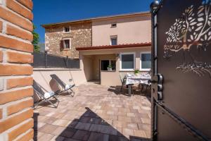 Ferienhaus Mit Whirlpool Und Sauna, In Kastelir 