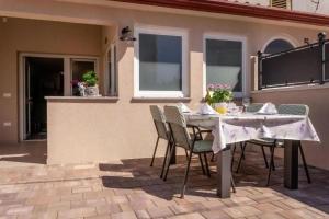 Ferienhaus Mit Whirlpool Und Sauna, In Kastelir 
