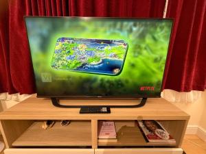 Charming London Apartment with City Views