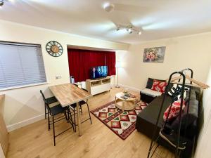 1 Bed Apartment - Sleeps 4 - Pets - Free Parking