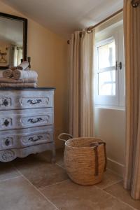 Appartements La Grande Bourgade-Authentique Maison en Pierre avec Terrasse Climatisation au Coeur d-Uzes : photos des chambres