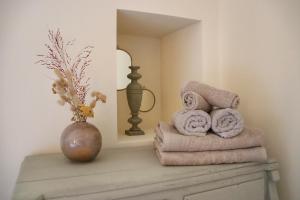 Appartements La Grande Bourgade-Authentique Maison en Pierre avec Terrasse Climatisation au Coeur d-Uzes : photos des chambres