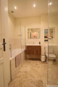 Appartements La Grande Bourgade-Authentique Maison en Pierre avec Terrasse Climatisation au Coeur d-Uzes : photos des chambres