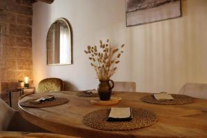 Appartements La Grande Bourgade-Authentique Maison en Pierre avec Terrasse Climatisation au Coeur d-Uzes : photos des chambres