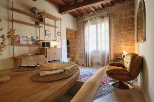 Appartements La Grande Bourgade-Authentique Maison en Pierre avec Terrasse Climatisation au Coeur d-Uzes : photos des chambres