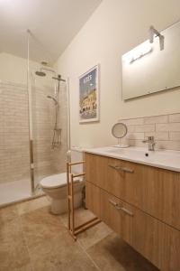 Appartements La Grande Bourgade-Authentique Maison en Pierre avec Terrasse Climatisation au Coeur d-Uzes : photos des chambres