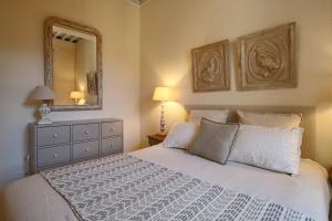 Appartements La Grande Bourgade-Authentique Maison en Pierre avec Terrasse Climatisation au Coeur d-Uzes : photos des chambres