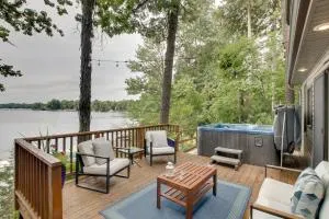 Lakefront Plymouth Cottage with Private Hot Tub - فوند دو لاك