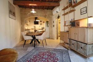 Appartements La Grande Bourgade-Authentique Maison en Pierre avec Terrasse Climatisation au Coeur d-Uzes : photos des chambres