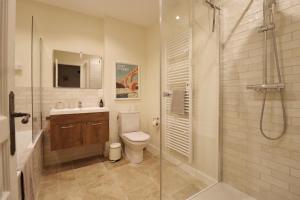 Appartements La Grande Bourgade-Authentique Maison en Pierre avec Terrasse Climatisation au Coeur d-Uzes : photos des chambres