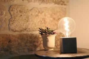 Appartements La Grande Bourgade-Authentique Maison en Pierre avec Terrasse Climatisation au Coeur d-Uzes : photos des chambres