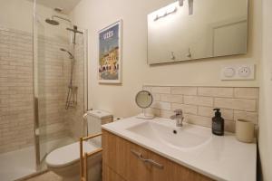 Appartements La Grande Bourgade-Authentique Maison en Pierre avec Terrasse Climatisation au Coeur d-Uzes : photos des chambres