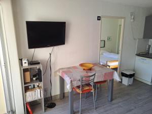 Hélios 32, T2 climatisé, parking, 500m plage